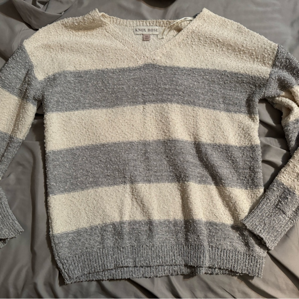 Knox Rose Cozy Gray and Cream V-Neck Sweater